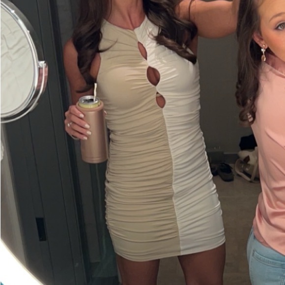 Abercrombie & Fitch White/Tan Vertical Color Block Ruched Bodycon Dress - Picture 2 of 6